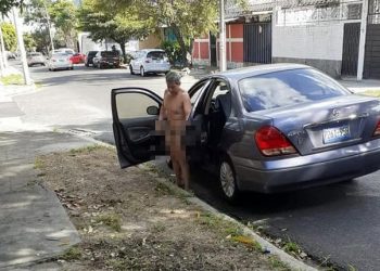 Captan a hombre desnudo acosando mujeres en San Salvador