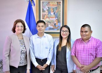 Entregan beca universitaria a joven que pagó su bachillerato vendiendo dulces