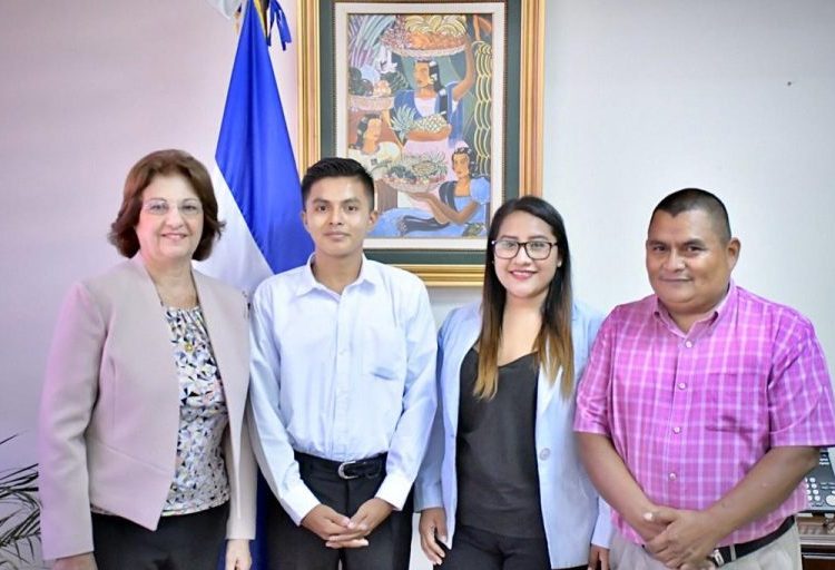 Entregan beca universitaria a joven que pagó su bachillerato vendiendo dulces