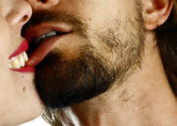 Mujer besa a su novio y «le arranca parte del labio»: Ha sido detenida