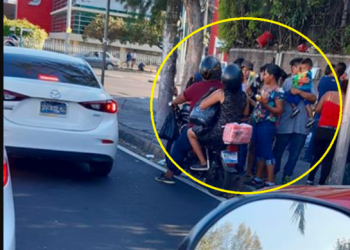 Pareja aprovecha el alto del semáforo para regalar juguetes a hijos de vendedores en San Salvador