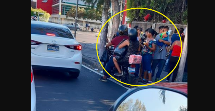 Pareja aprovecha el alto del semáforo para regalar juguetes a hijos de vendedores en San Salvador