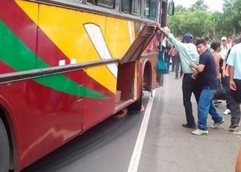 Golpean a sujeto que se daba placer con la mano al interior de un bus