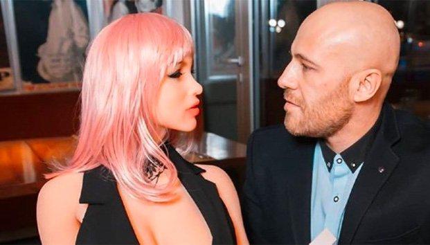El fisicoculturista Yuri Tolochko se compromete con su muñeca inflable
