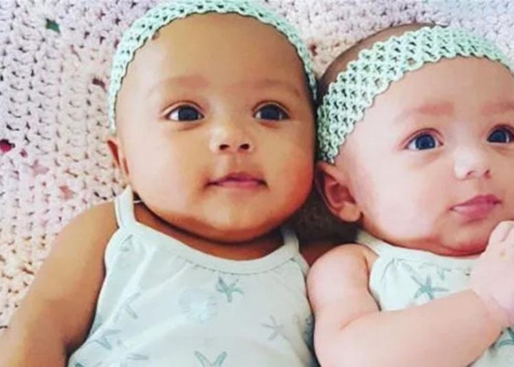 Mujer descubre que está embarazada y regresa  a sus hijos adoptivos