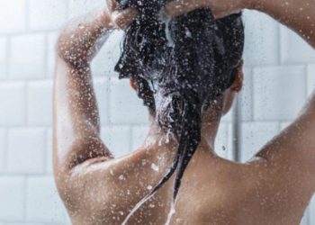 Mujer solo se baña dos veces al mes debido a que es alérgica al agua
