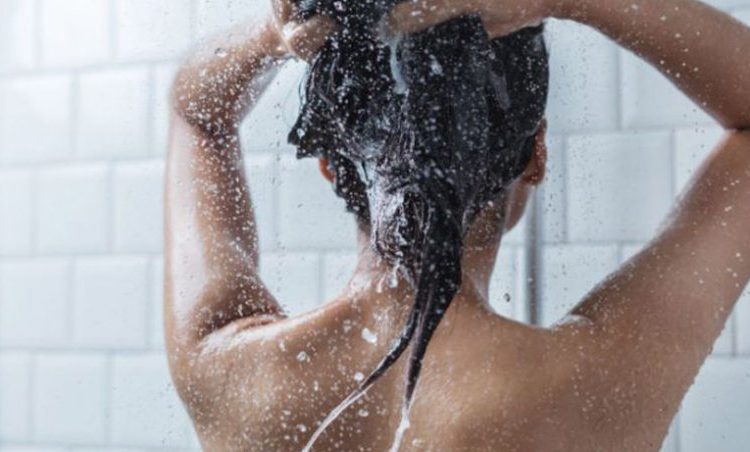 Mujer solo se baña dos veces al mes debido a que es alérgica al agua