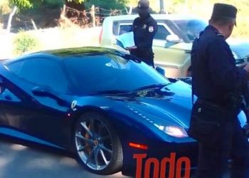 Multan a conductor del hermoso Ferrari, visto ayer en Zacatecoluca