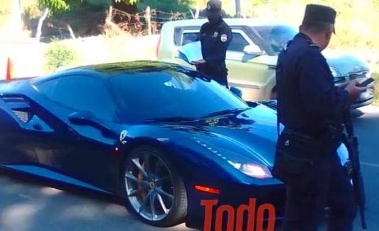 Multan a conductor del hermoso Ferrari, visto ayer en Zacatecoluca
