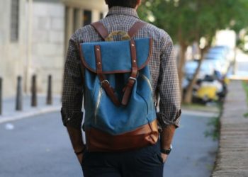 Hombre encuentra mochila con miles de dólares y la devuelve a su dueño