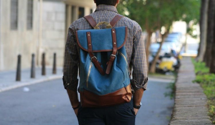 Hombre encuentra mochila con miles de dólares y la devuelve a su dueño
