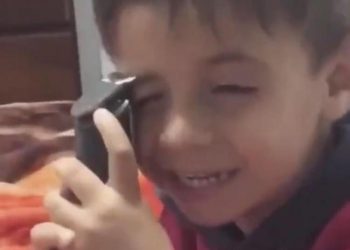 Niño se “rasura la barba” y termina sin ceja mientras lo graban
