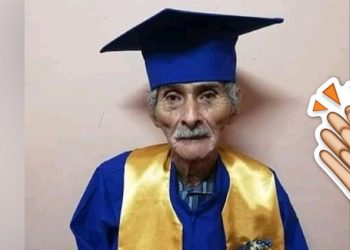 A sus 90 años, Alfredo Guzmán se gradúa de bachiller en Guatemala