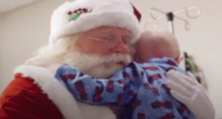 Niño cumplió su sueño de conocer a Papá Noel y falleció en sus brazos