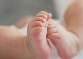 Mujer drogada estrella a su bebé contra la pared