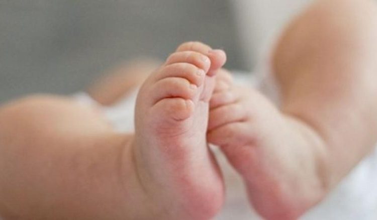 Mujer drogada estrella a su bebé contra la pared