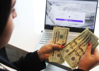 Una empresa reparte entre sus empleados un bono de Navidad de 10 millones de dólares