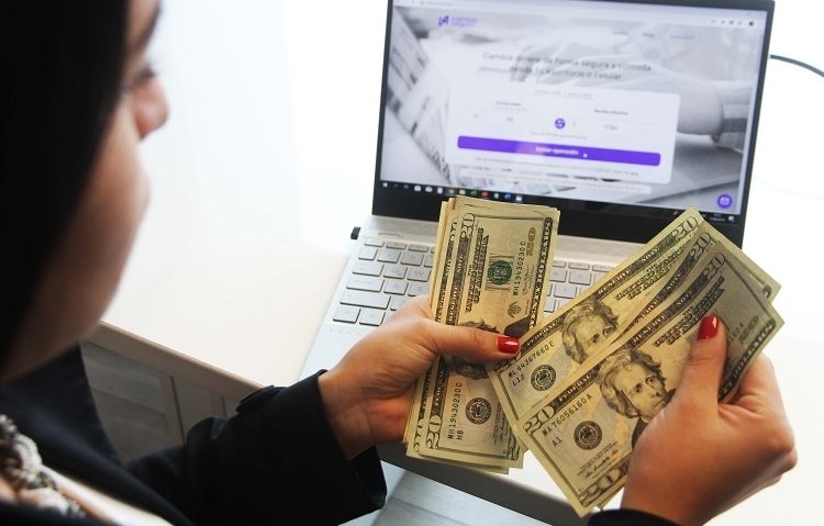 Una empresa reparte entre sus empleados un bono de Navidad de 10 millones de dólares