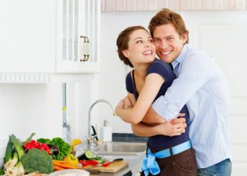 Estudio revela que las mujeres aman a los hombres que cocinan y lavan los trastes