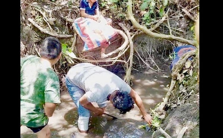 Niño cae en un pozo mientras buscaba cangrejos con sus amigos