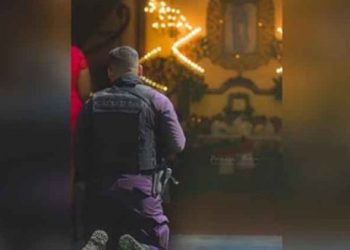 Policía «se rinde» ante la Virgen de Guadalupe para clamar por la seguridad de los salvadoreños