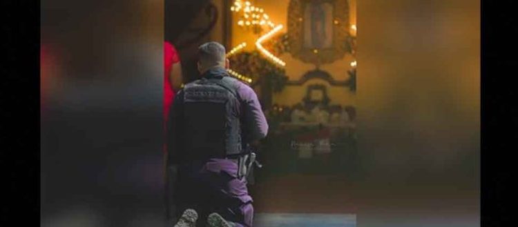 Policía «se rinde» ante la Virgen de Guadalupe para clamar por la seguridad de los salvadoreños