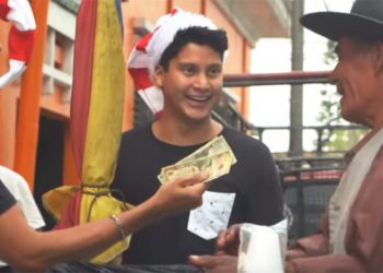Youtuber regala dinero en efectivo a 50 salvadoreños por ser Navidad