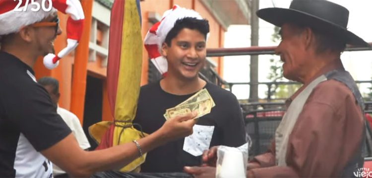 Youtuber regala dinero en efectivo a 50 salvadoreños por ser Navidad
