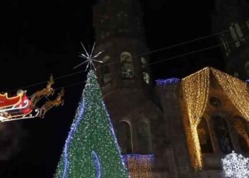 Santa Claus se distrae y choca su trineo contra edificio en la iluminación de árbol navideño