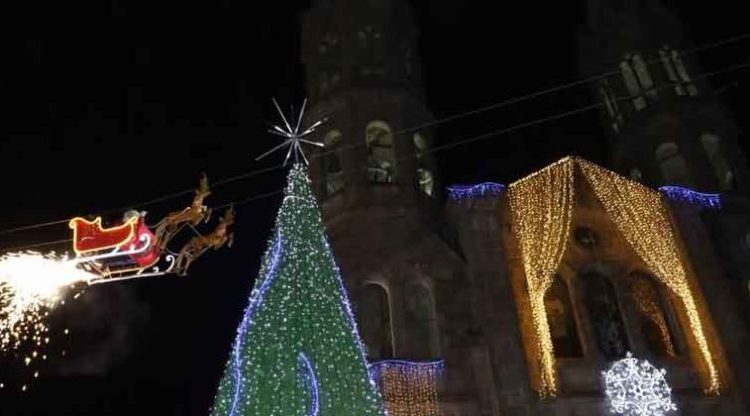 Santa Claus se distrae y choca su trineo contra edificio en la iluminación de árbol navideño