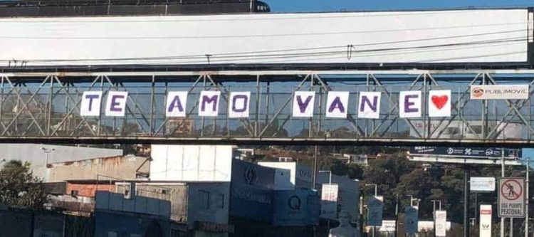 «Te amo, Vane», el mensaje de amor en el bulevar Los Próceres que se viraliza en redes sociales