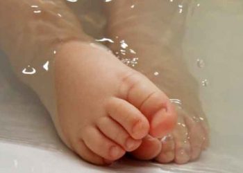 Bebé de 1 año se ahoga en la bañera mientras su madre mantenía una «interesante plática» en su celular