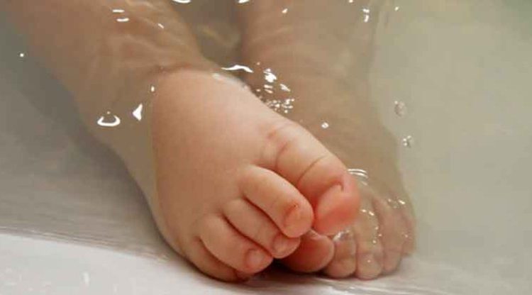 Bebé de 1 año se ahoga en la bañera mientras su madre mantenía una «interesante plática» en su celular