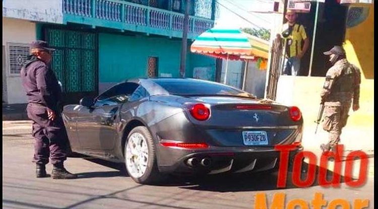 Multan al conductor del otro lujoso Ferrari visto ayer en San Salvador