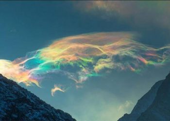 Fascinantes nubes iridiscentes embellecen los cielos de Islandia y Noruega