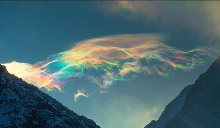 Fascinantes nubes iridiscentes embellecen los cielos de Islandia y Noruega
