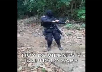 «Al ritmo de la Mayonesa» Así mostró sus dotes de baile una agente de la PNC