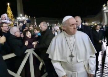 El papa se disculpa por haber golpeado a una mujer en su mano