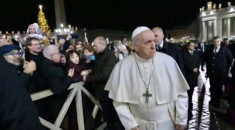 El papa se disculpa por haber golpeado a una mujer en su mano