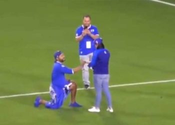 Salvadoreño se arma de valor y le propone matrimonio a su novia durante el partido de la Selecta