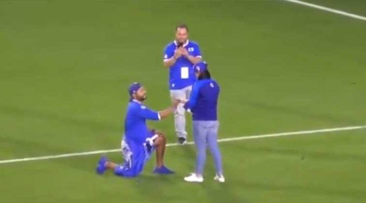 Salvadoreño se arma de valor y le propone matrimonio a su novia durante el partido de la Selecta