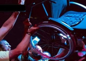 «Dios hace milagros», Joven se levanta de la silla de ruedas en pleno culto