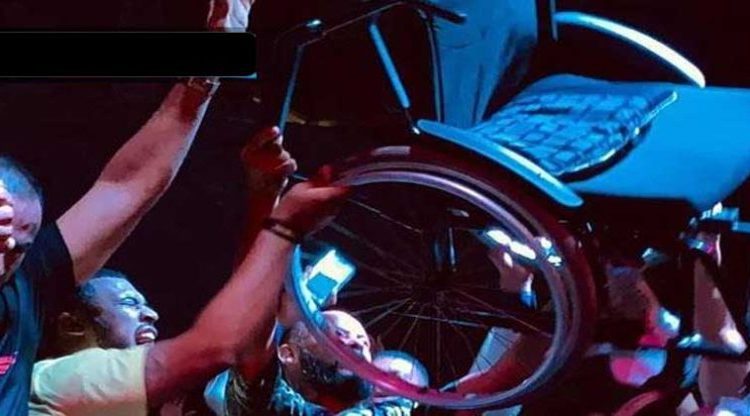 «Dios hace milagros», Joven se levanta de la silla de ruedas en pleno culto