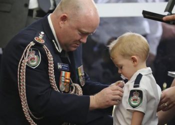 Niño recibe medalla en honor a su padre, quien murió apagando incendios en Australia