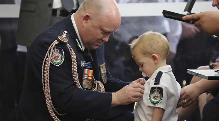 Niño recibe medalla en honor a su padre, quien murió apagando incendios en Australia
