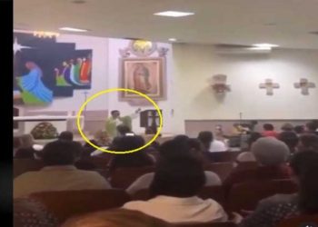 Sacerdote canta «La Tusa» en plena misa y los feligreses se unen en coro