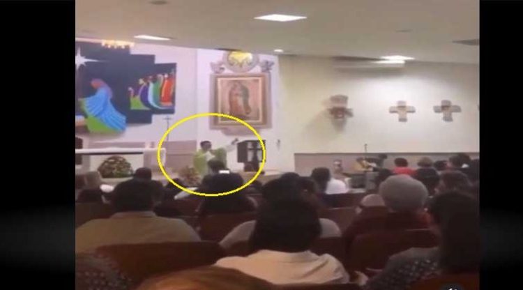 Sacerdote canta «La Tusa» en plena misa y los feligreses se unen en coro