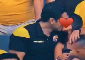 «Kiss cam” delata a joven infiel en pleno partido de fútbol