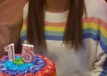 Expulsan de escuela a quinceañera por usar suéter con arcoíris de la comunidad