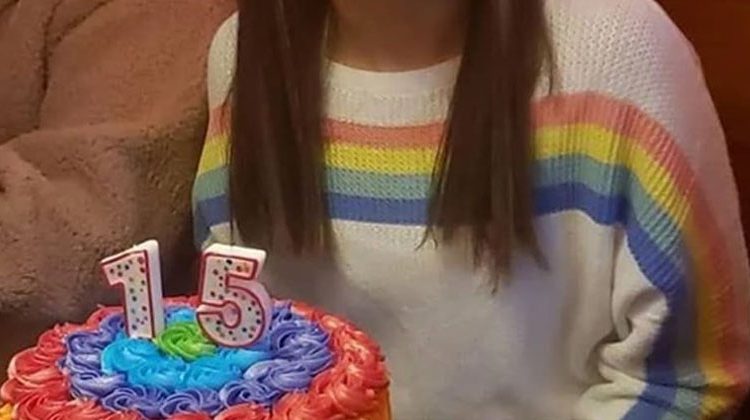 Expulsan de escuela a quinceañera por usar suéter con arcoíris de la comunidad